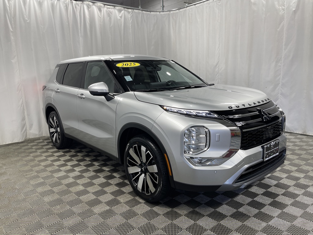 2025 Mitsubishi Outlander SE photo 2
