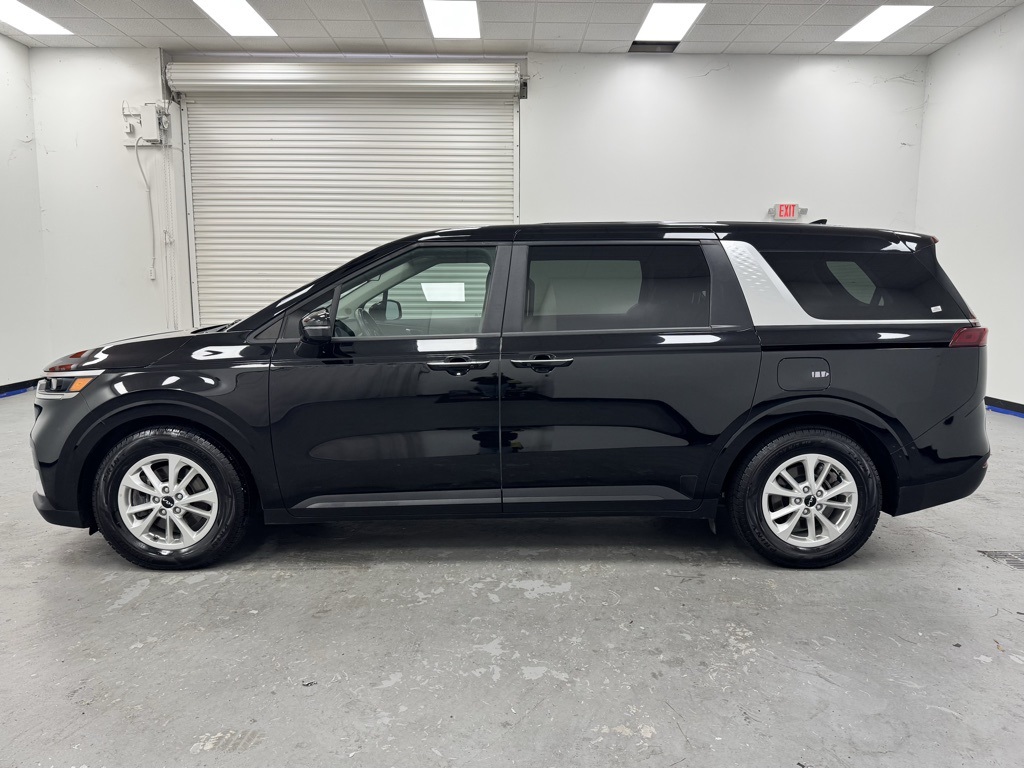 2024 Kia Carnival LX photo 4