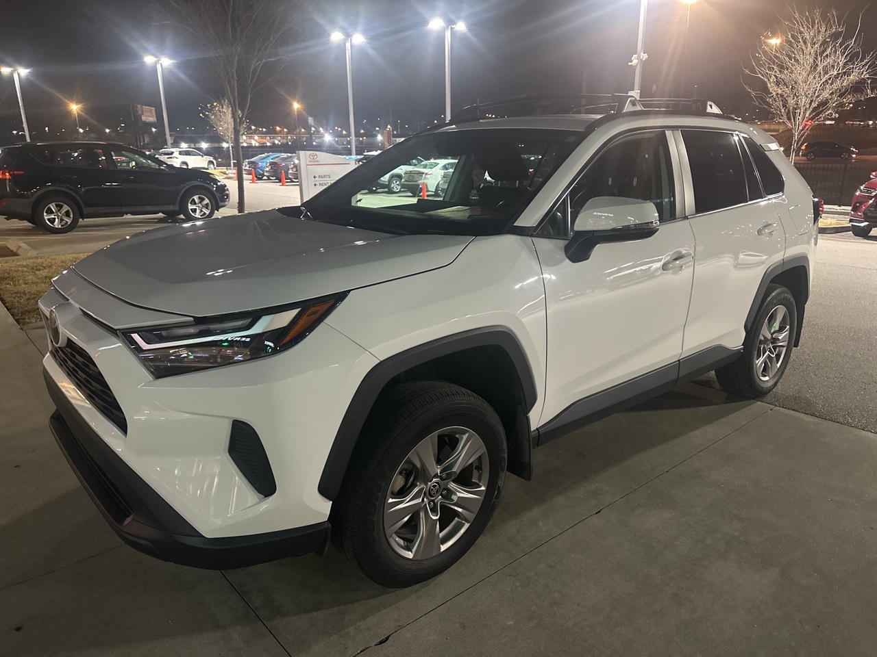 2022 Toyota RAV4 XLE's photo