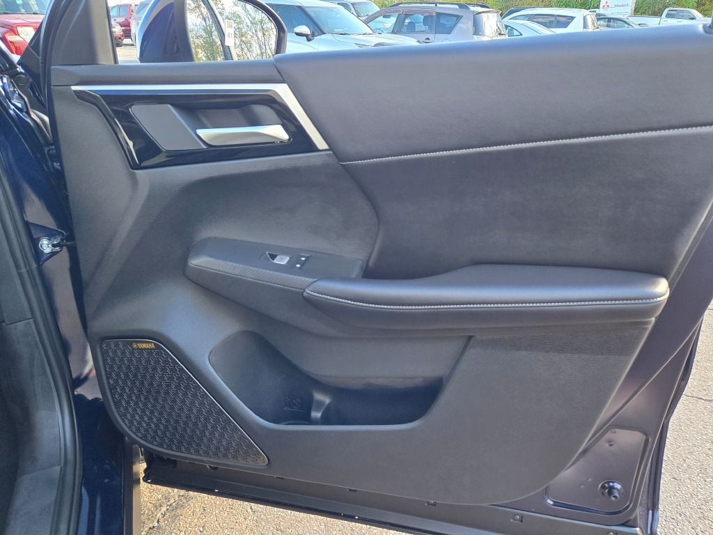 2025 Mitsubishi Outlander SE photo 3