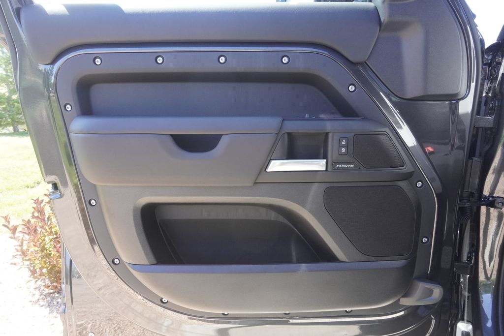 2025 Land Rover Defender 130 S photo 16