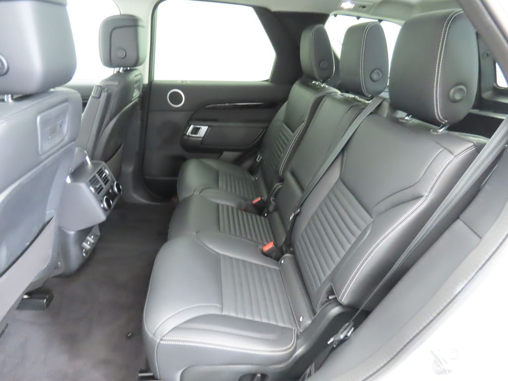 2024 Land Rover Discovery P300 S photo 18
