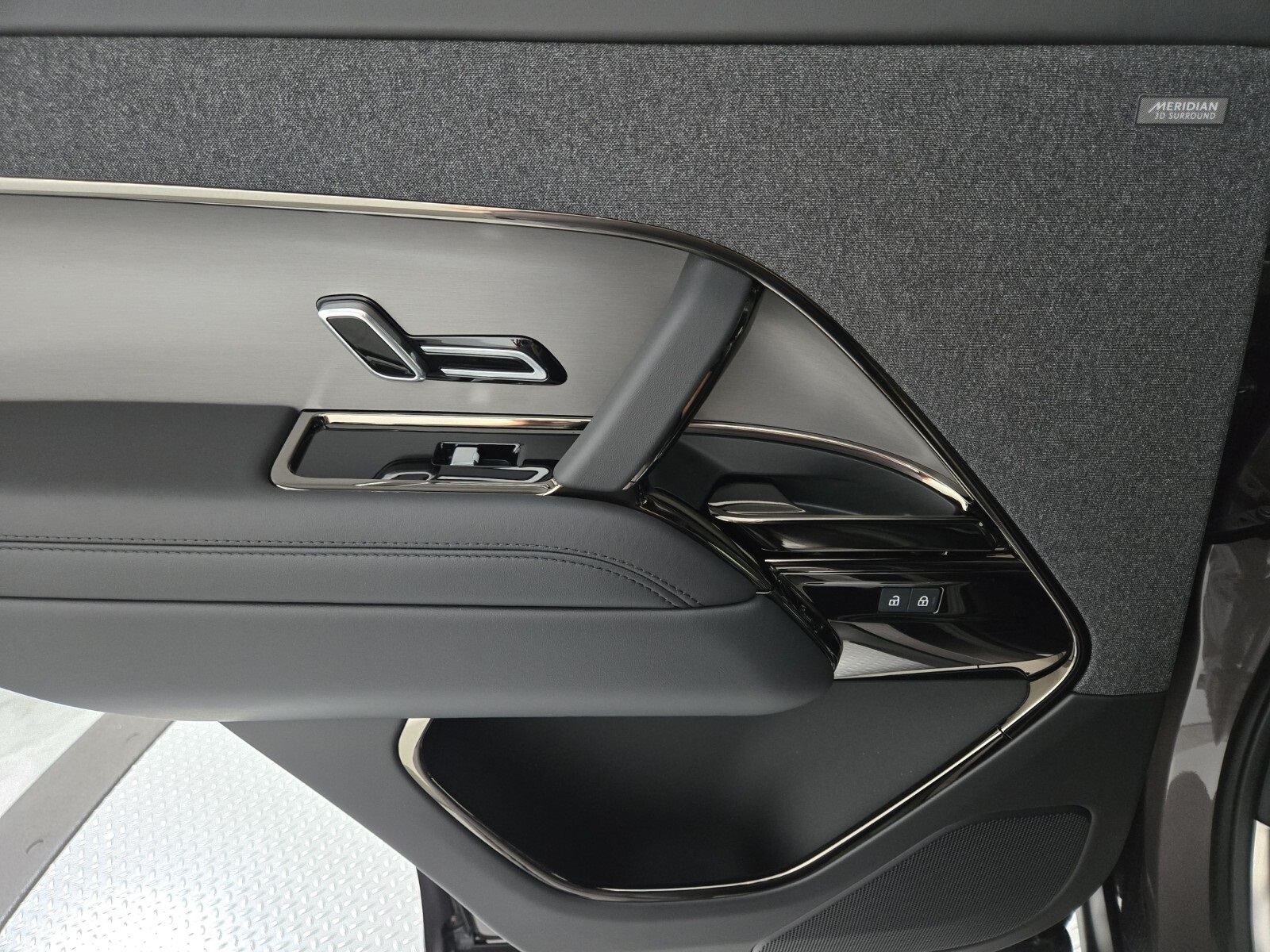 2025 Land Rover Range Rover Sport SE photo 17