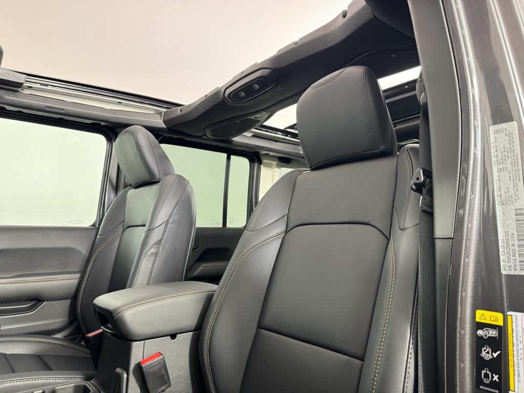 2025 Jeep Wrangler Sahara photo 5
