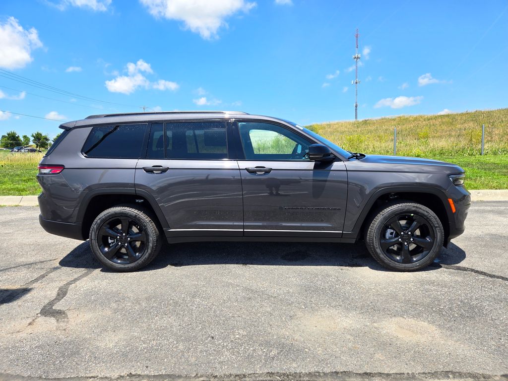 2025 Jeep Grand Cherokee Limited photo 2