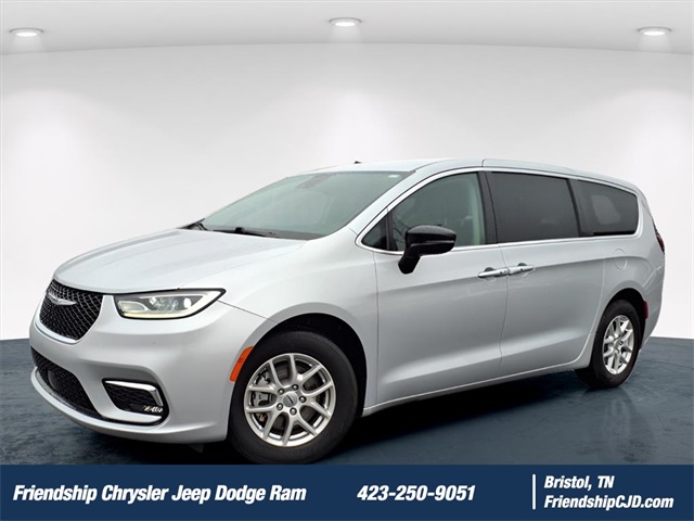 2024 Chrysler Pacifica Touring L's photo