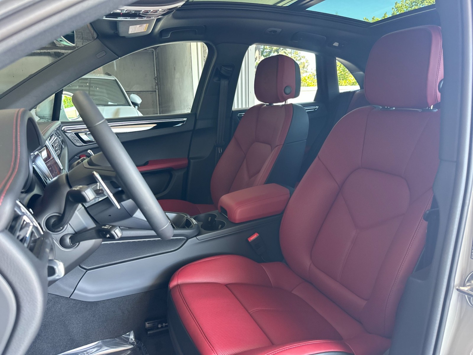 2025 Porsche Macan S photo 3