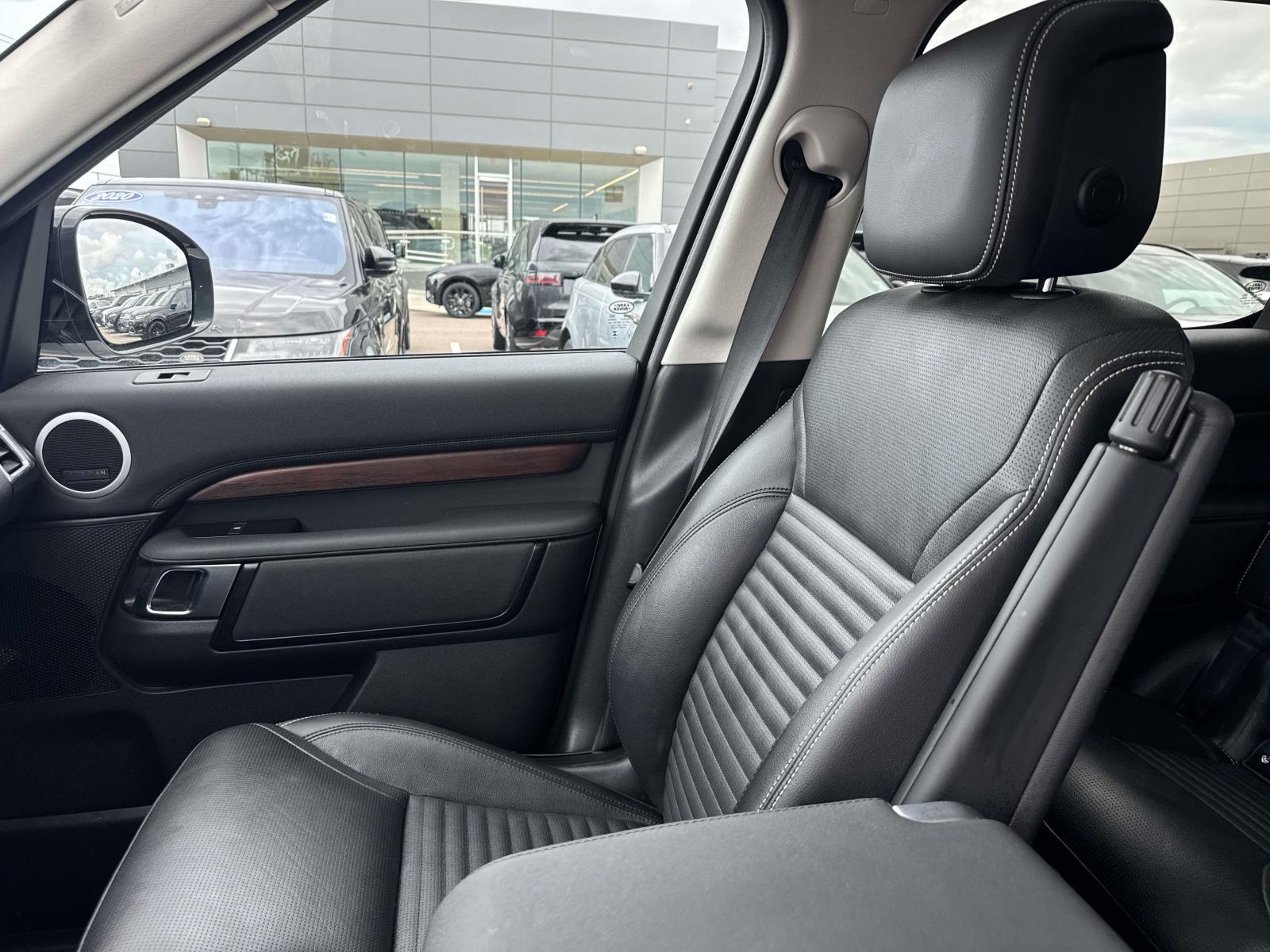 2024 Land Rover Discovery S photo 11