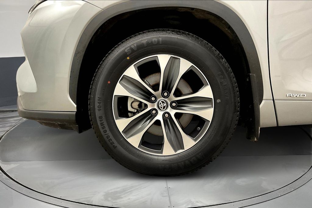 2022 Toyota Highlander Hybrid XLE photo 9