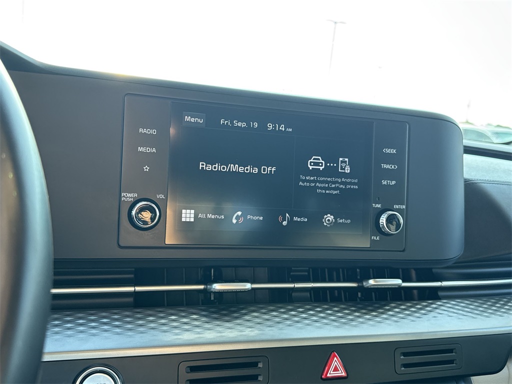 2024 Kia Carnival LX photo 21
