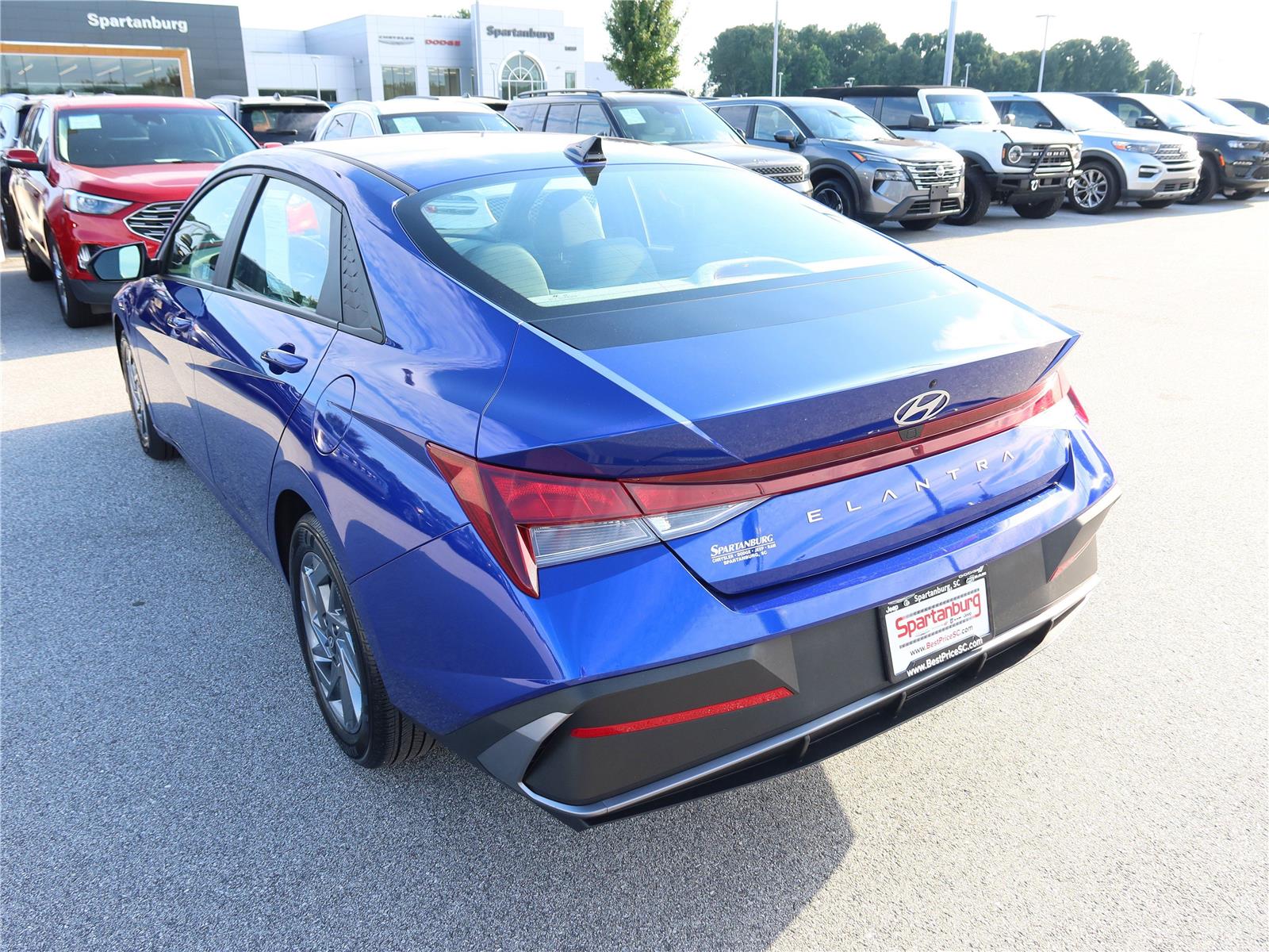 2024 Hyundai Elantra SEL photo 3