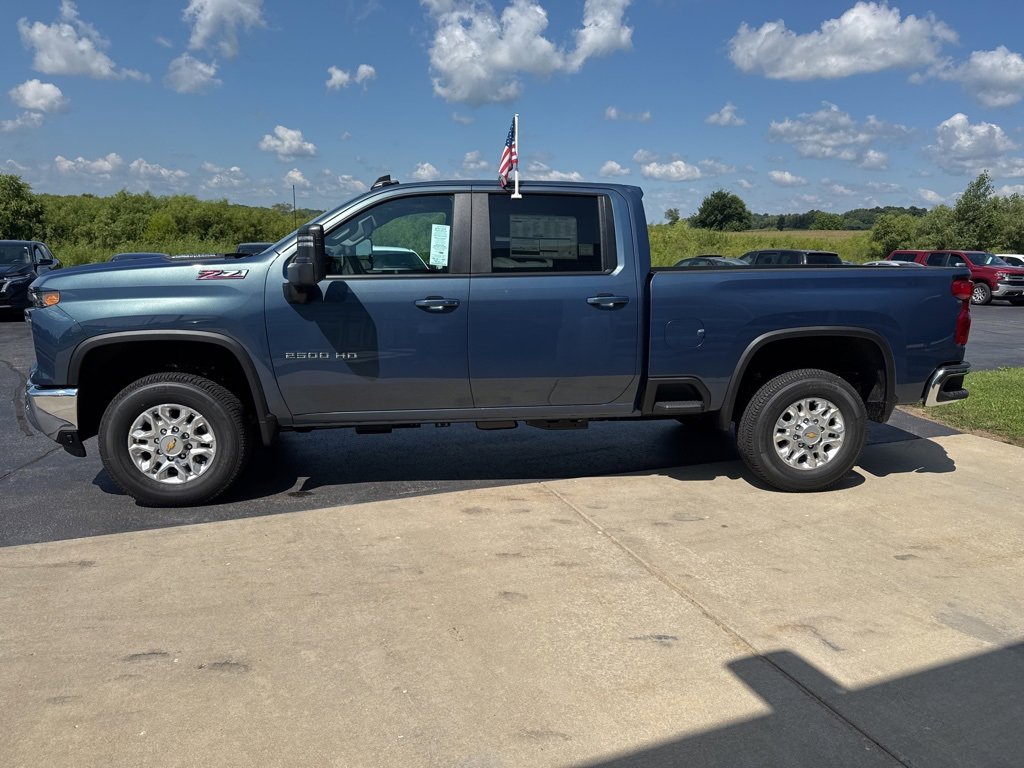 2025 Chevrolet Silverado 2500HD LT photo 4
