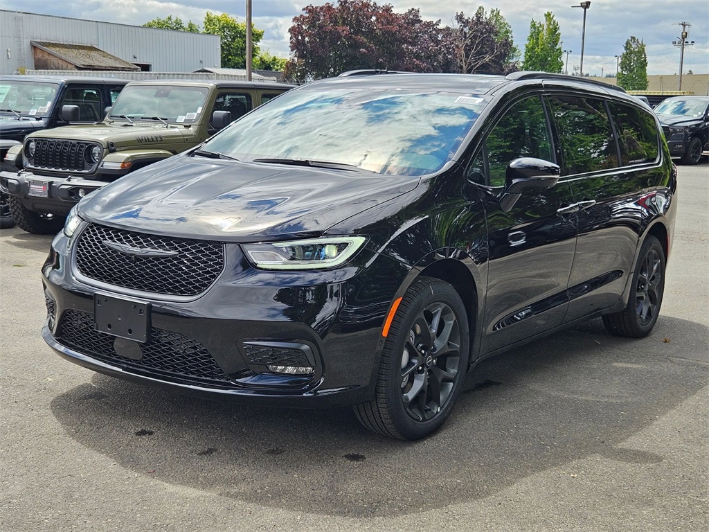 2025 Chrysler Pacifica Limited photo 3