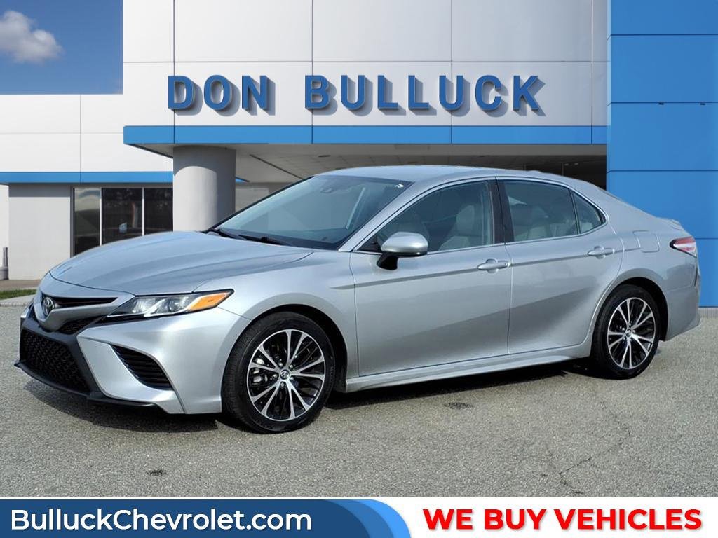 2020 Toyota Camry SE's photo