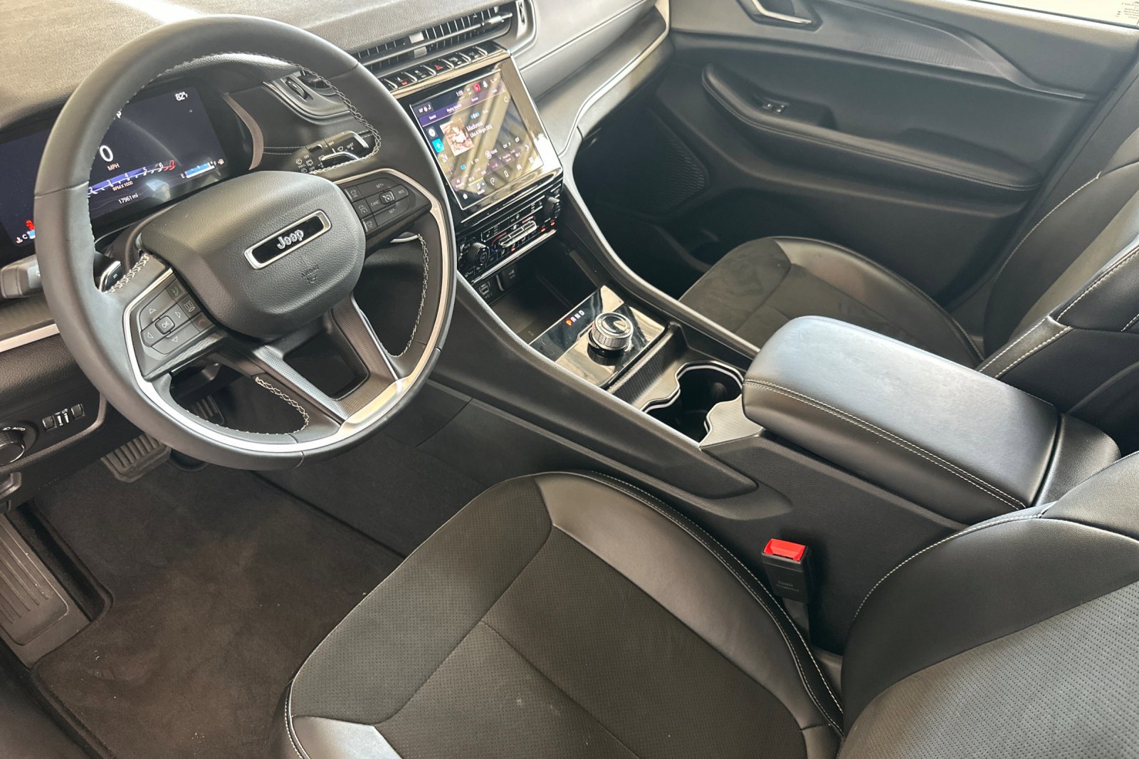 2024 Jeep Grand Cherokee Altitude photo 10