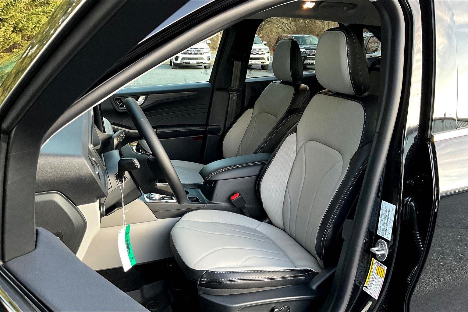 2025 Ford Escape Premium photo 9