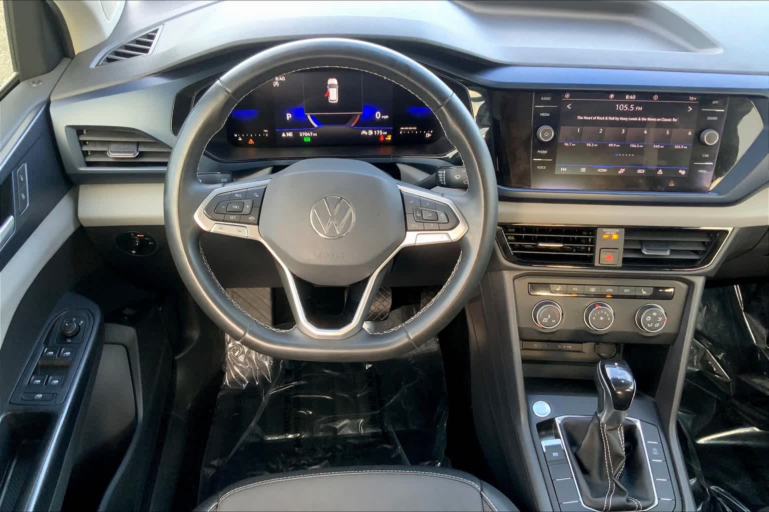 2022 Volkswagen Taos SE photo 2