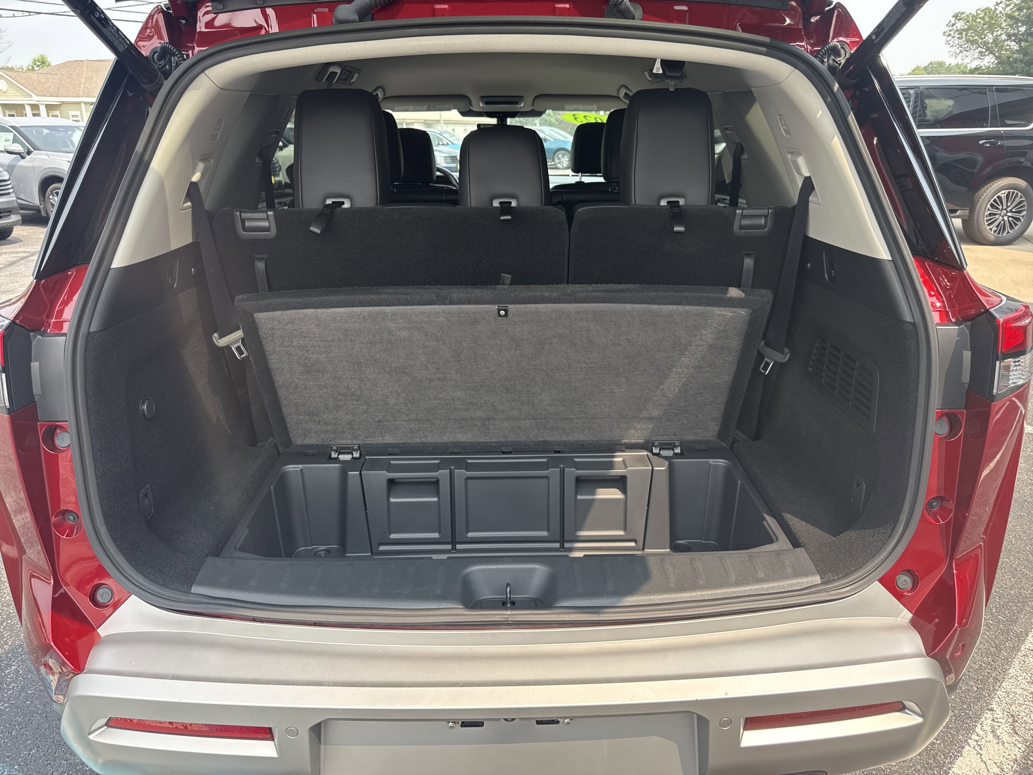 2023 Nissan Pathfinder SL photo 4