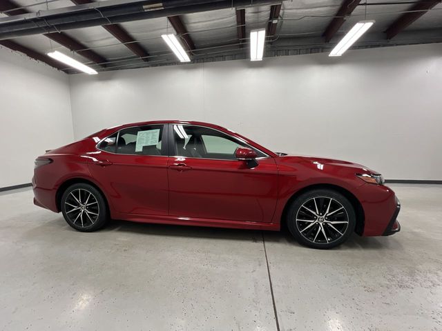 2022 Toyota Camry SE photo 9
