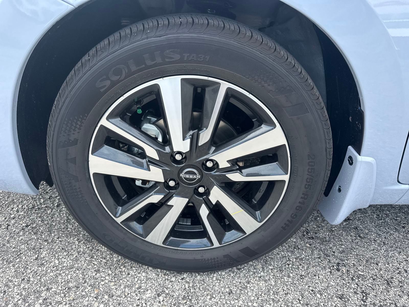 2025 Nissan Versa 1.6 SV photo 9