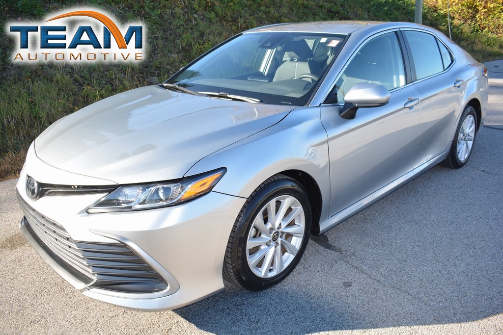 2023 Toyota Camry LE's photo