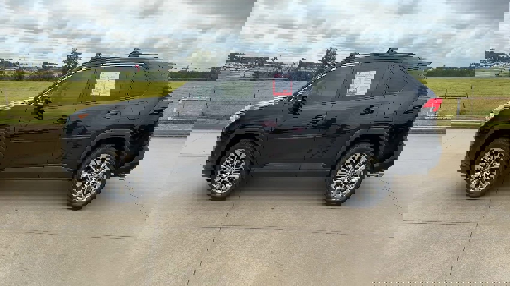 2021 Toyota RAV4 XLE Premium photo 2