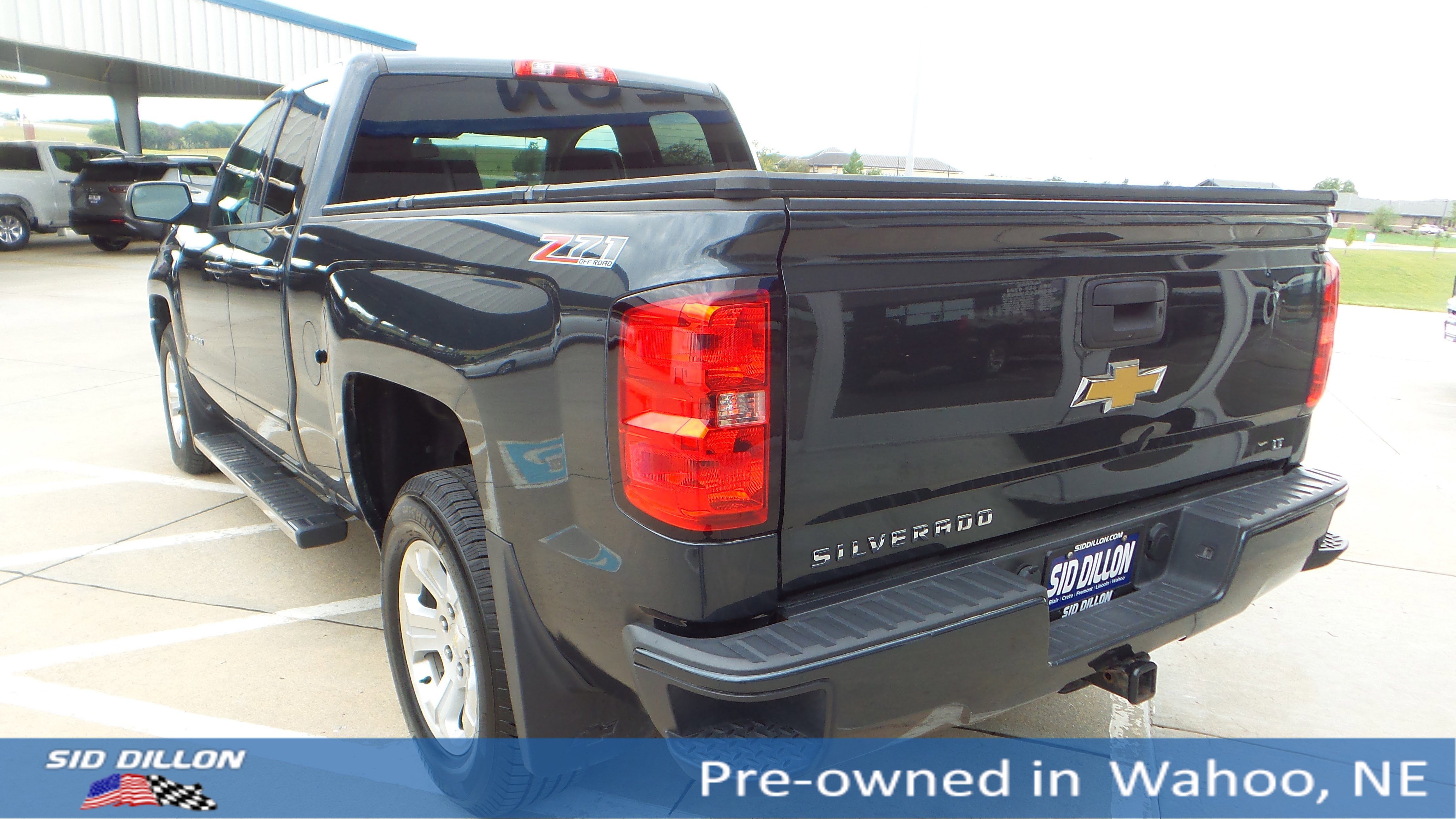 2017 Chevrolet Silverado 1500 LT photo 2