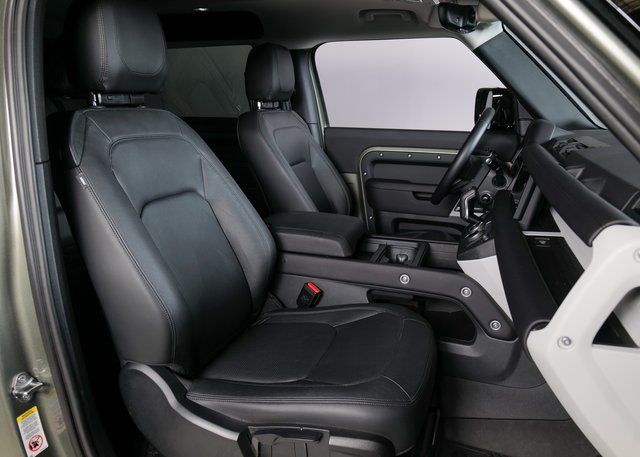 2024 Land Rover Defender 90 S photo 3