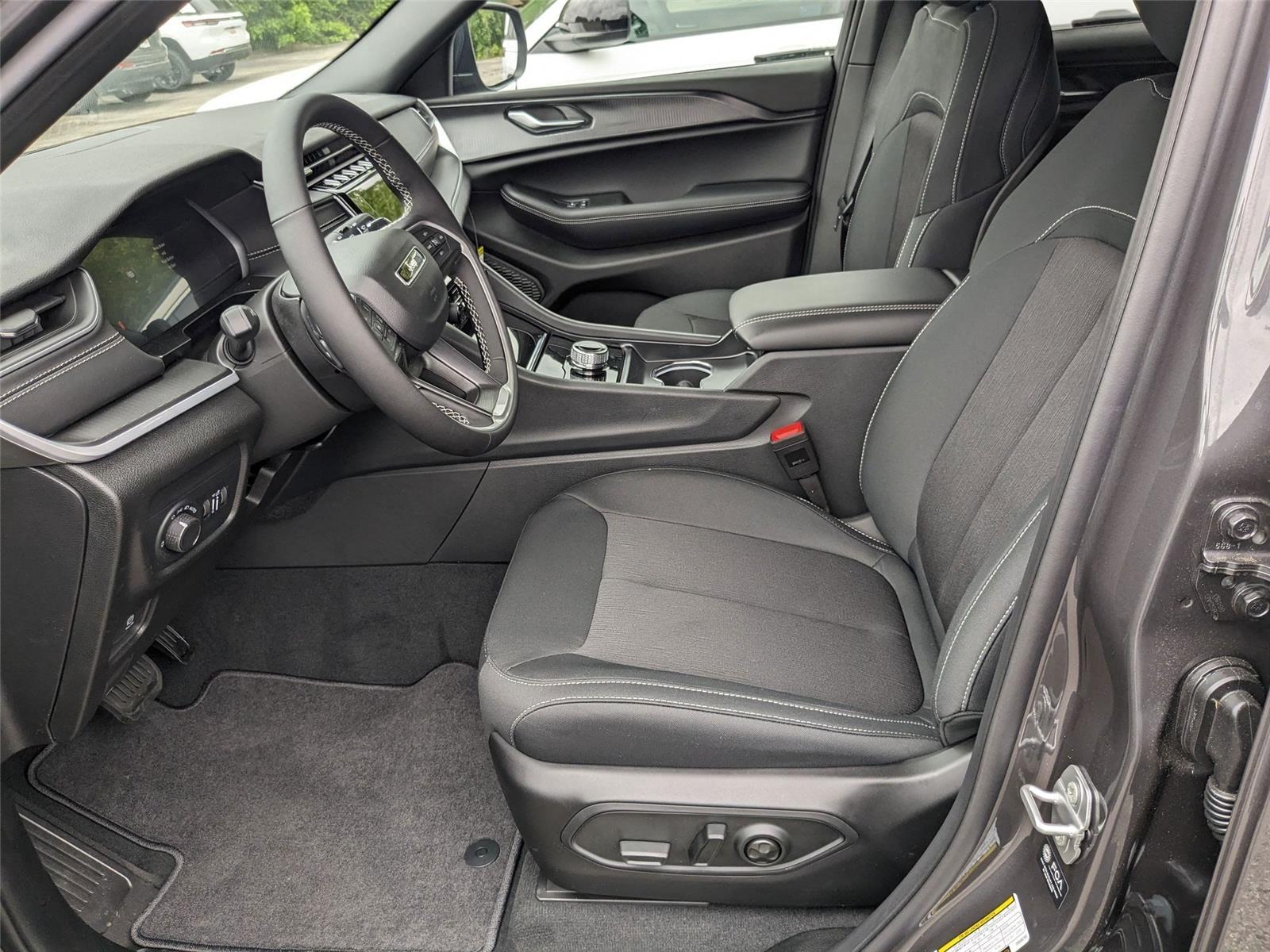 2025 Jeep Grand Cherokee Laredo X photo 9