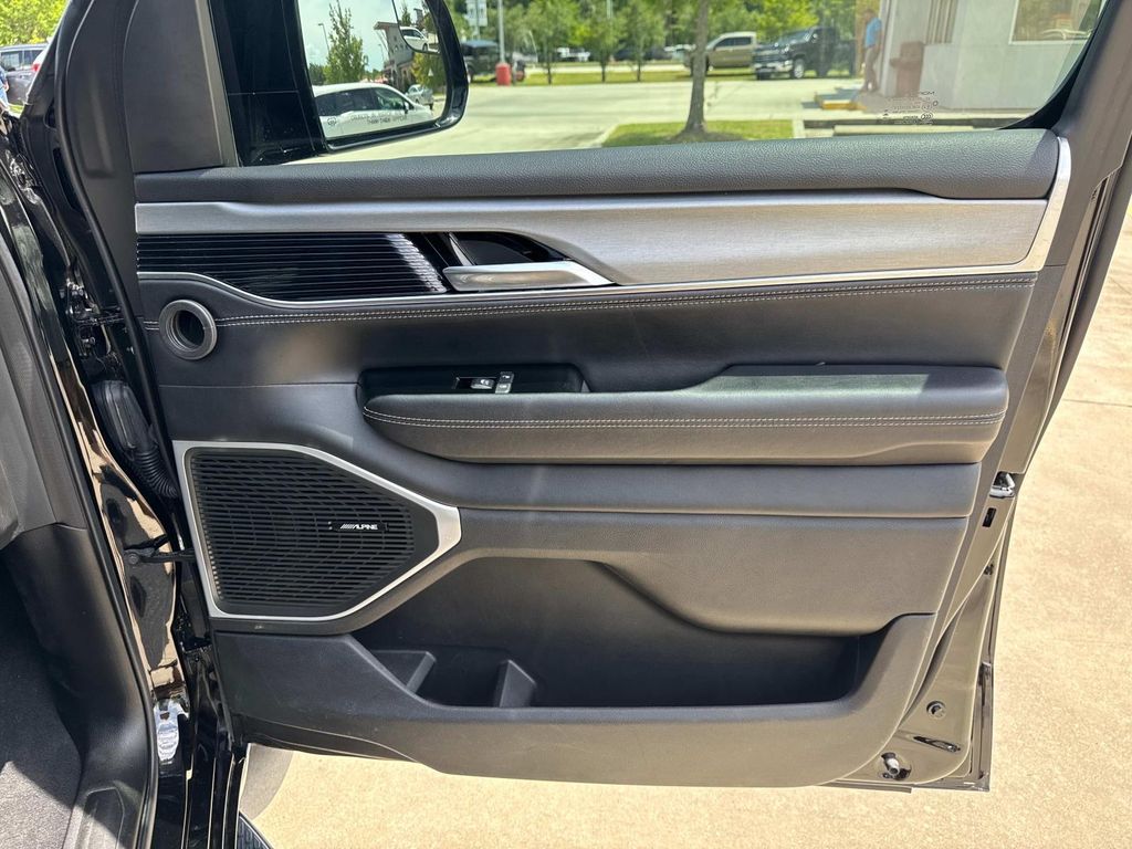 2023 Jeep Wagoneer Series II Carbide photo 11