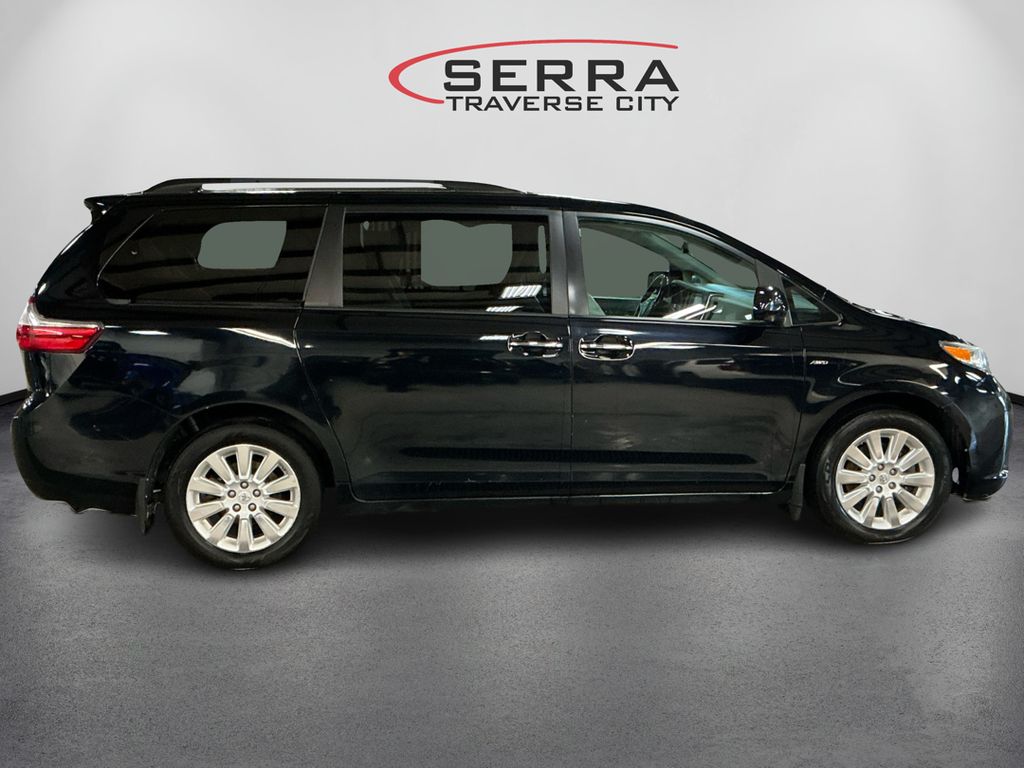 2016 Toyota Sienna XLE photo 2