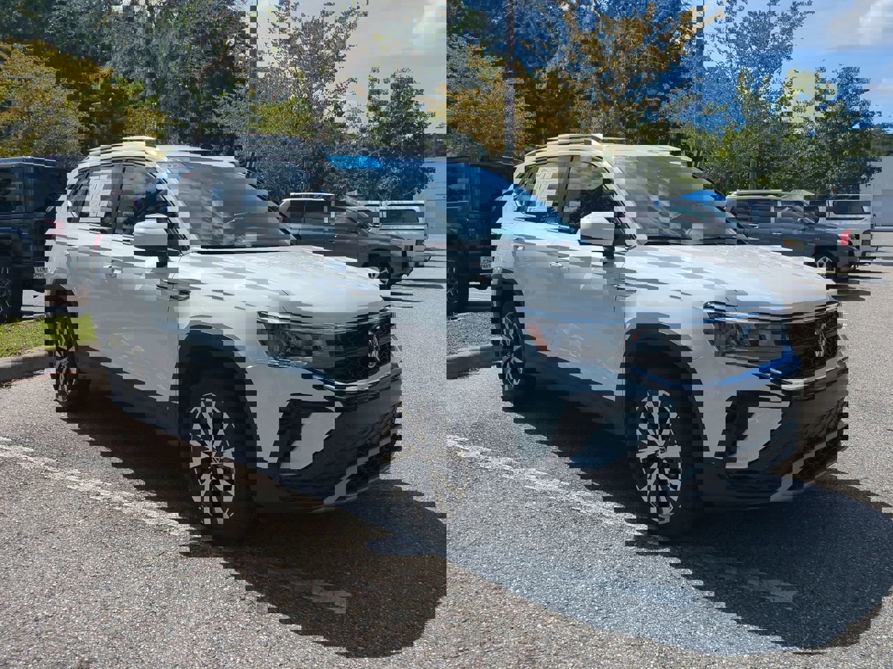 2023 Volkswagen Taos SE photo 3