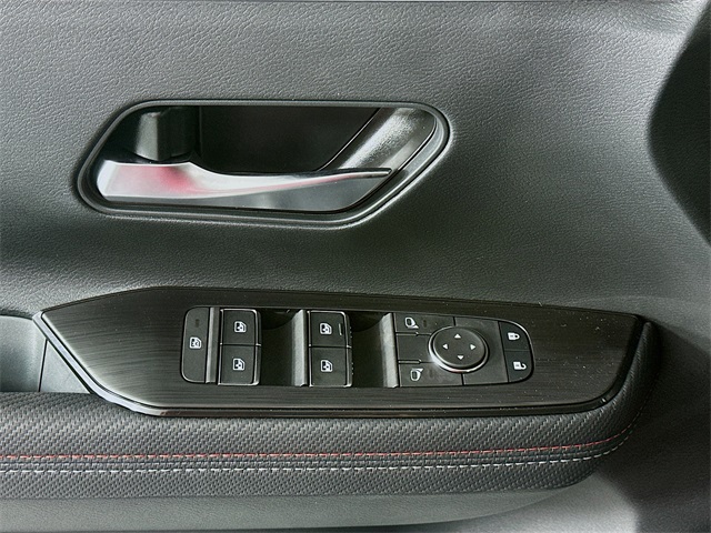 2026 Nissan Kicks SR photo 13