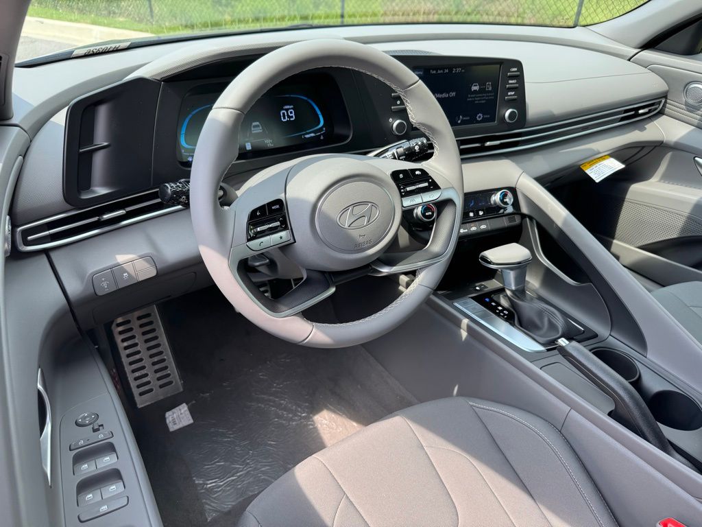 2025 Hyundai Elantra SEL Sport photo 2