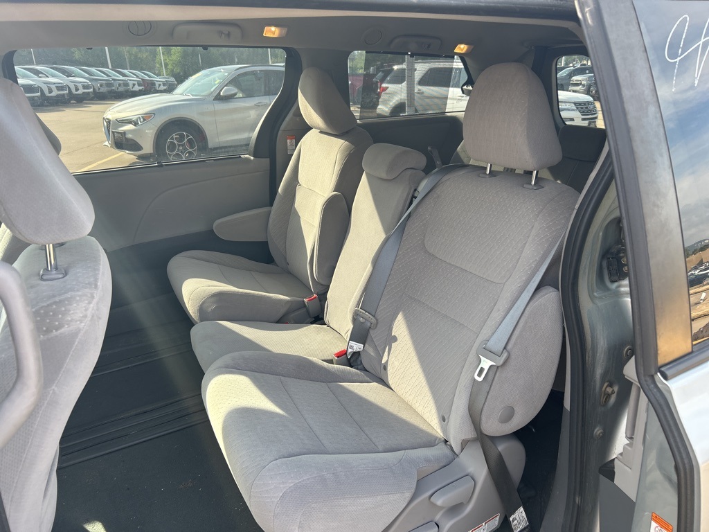 2020 Toyota Sienna LE photo 19
