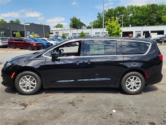 2025 Chrysler Voyager LX photo 4