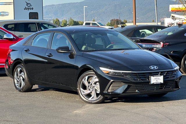 2025 Hyundai Elantra SEL Sport photo 2