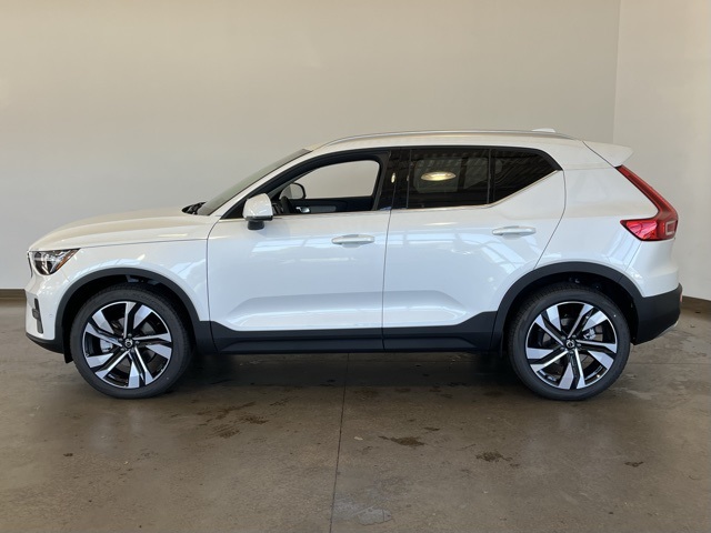 2025 Volvo XC40 Plus photo 4
