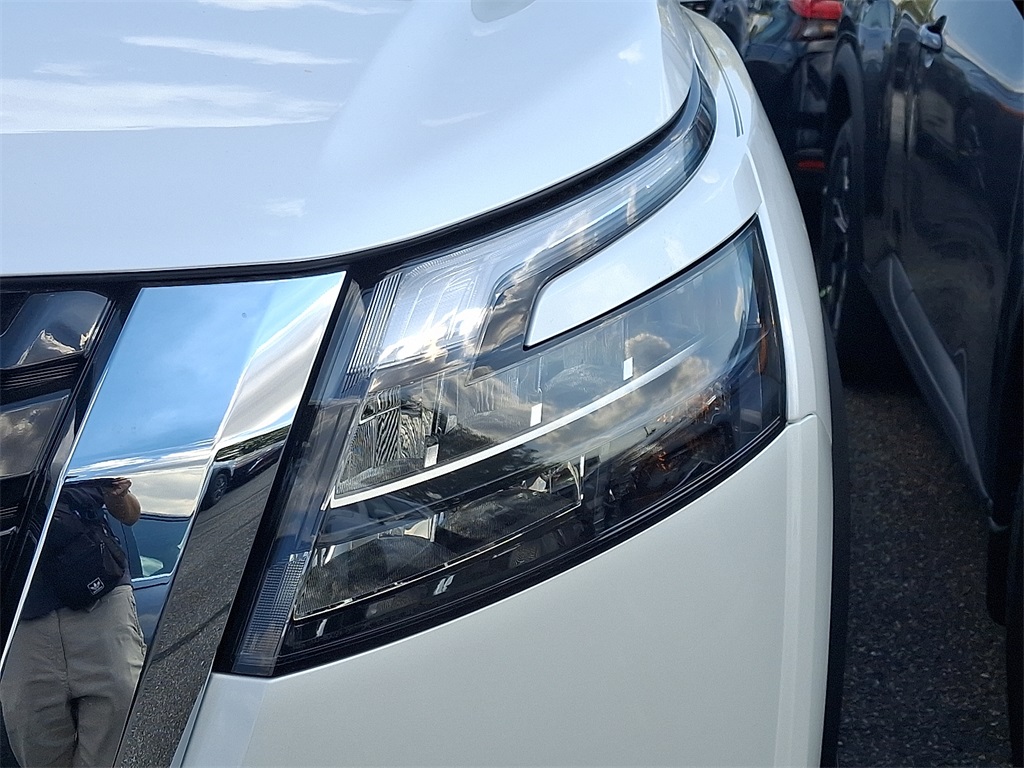 2025 Nissan Pathfinder Platinum photo 4