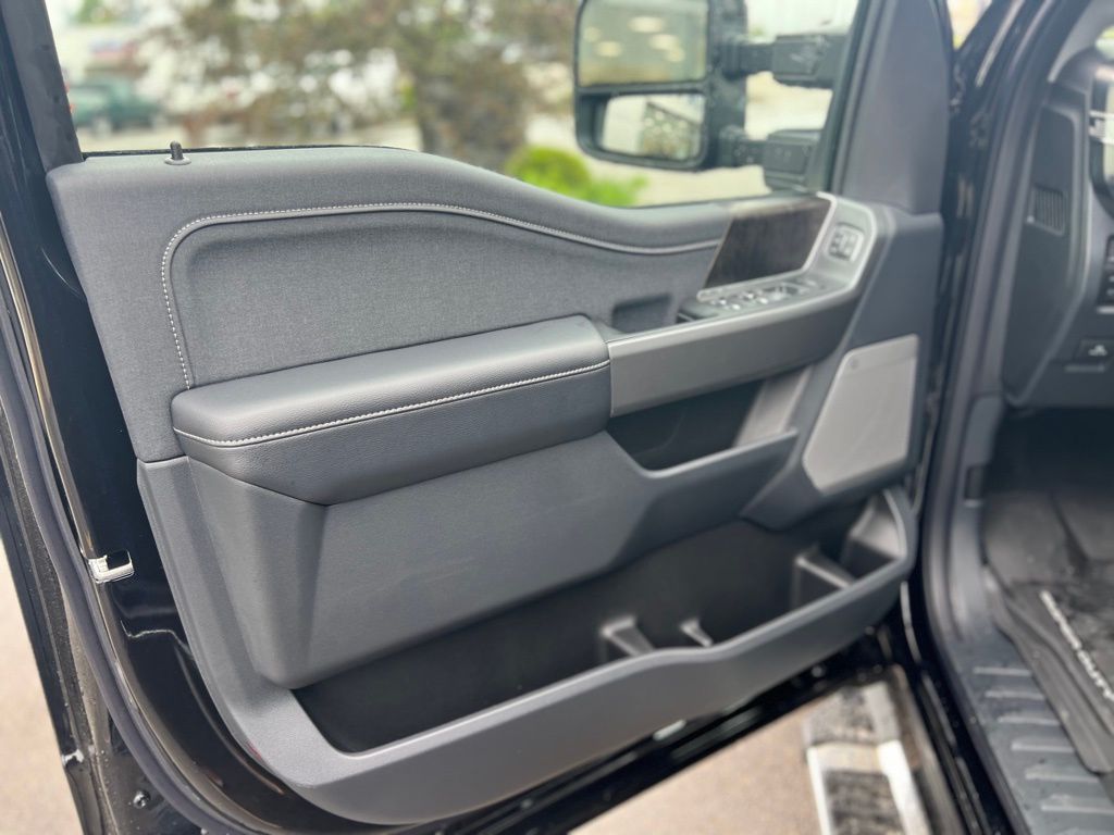 2025 Ford F-250 Lariat photo 27