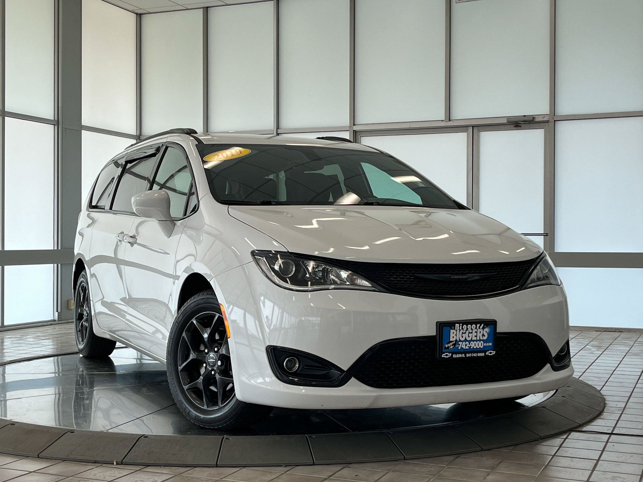 Used 2019 Chrysler Pacifica Touring L with VIN 2C4RC1BG9KR645267 for sale in Elgin, IL