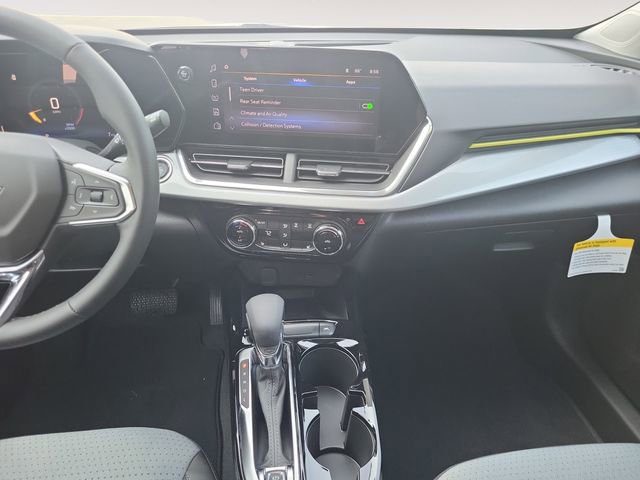 2025 Chevrolet Trax LT photo 13