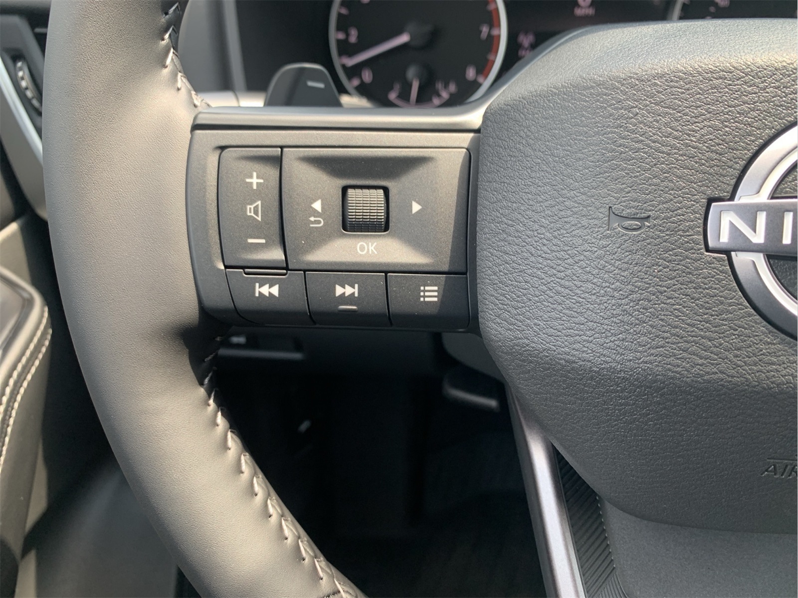 2026 Nissan Rogue SV photo 15