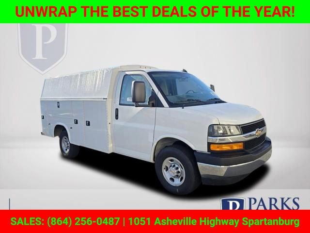 2025 Chevrolet Express Cutaway Base's photo