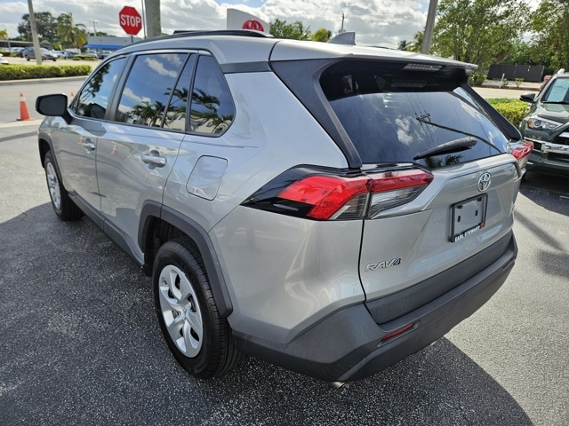 2019 Toyota RAV4 LE photo 4