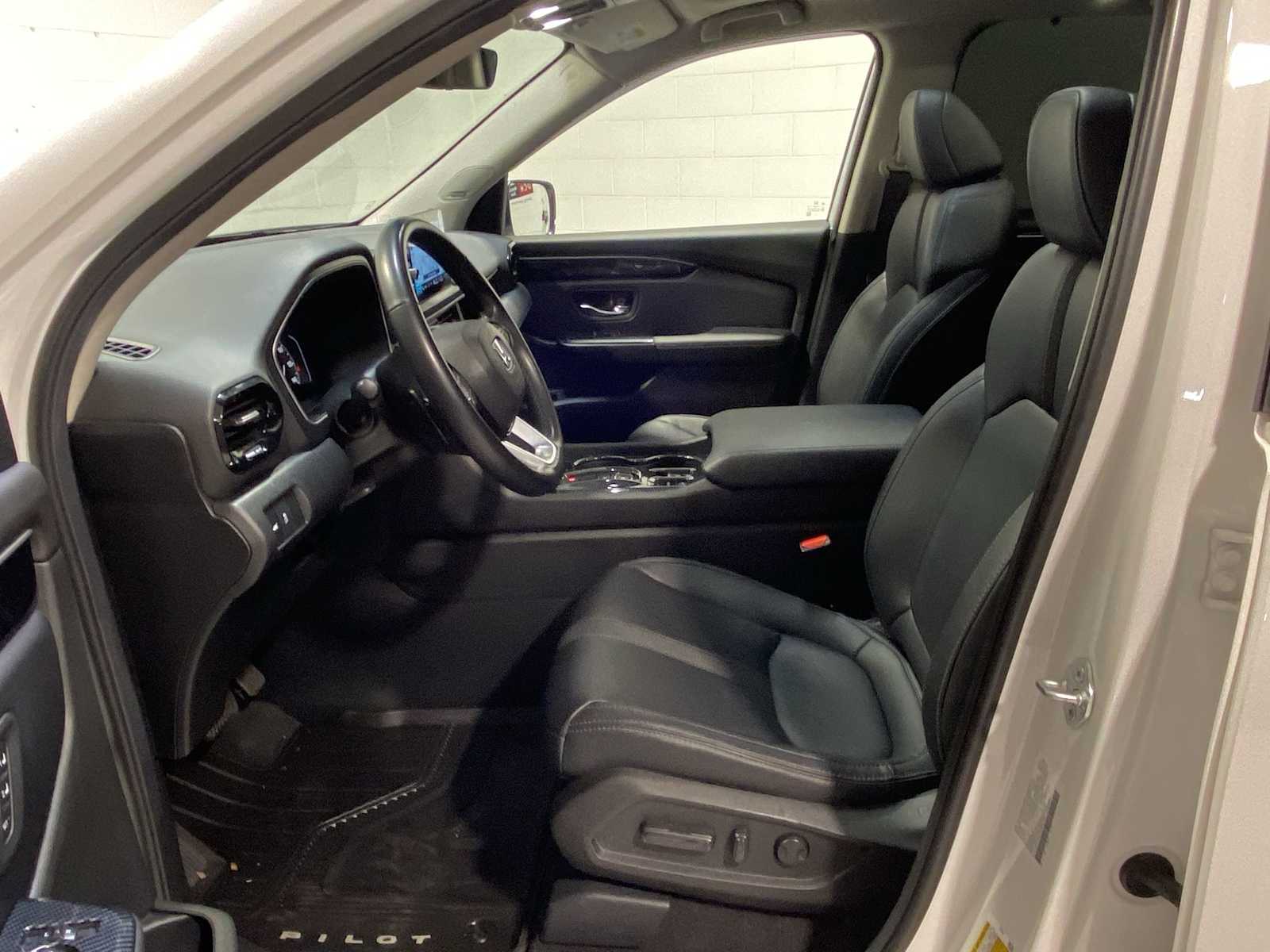 2025 Honda Pilot Touring photo 2