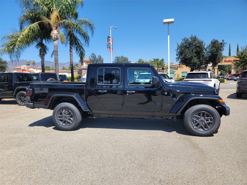 2025 Jeep Gladiator Sport S photo 2
