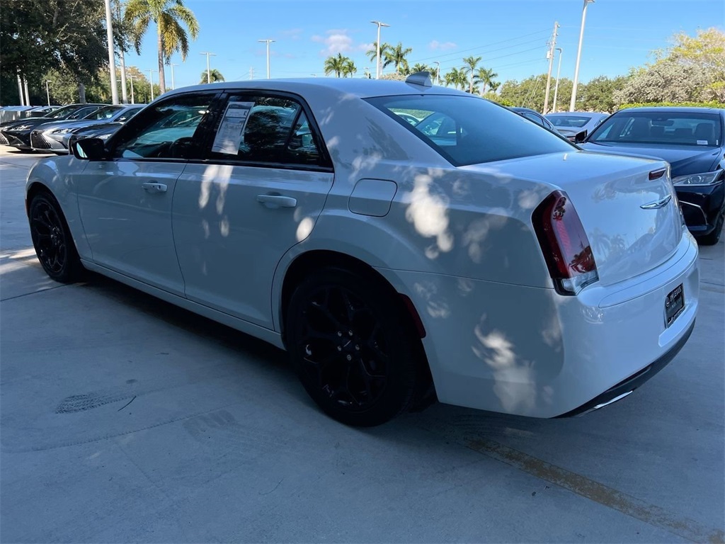 2019 Chrysler 300 Touring photo 3