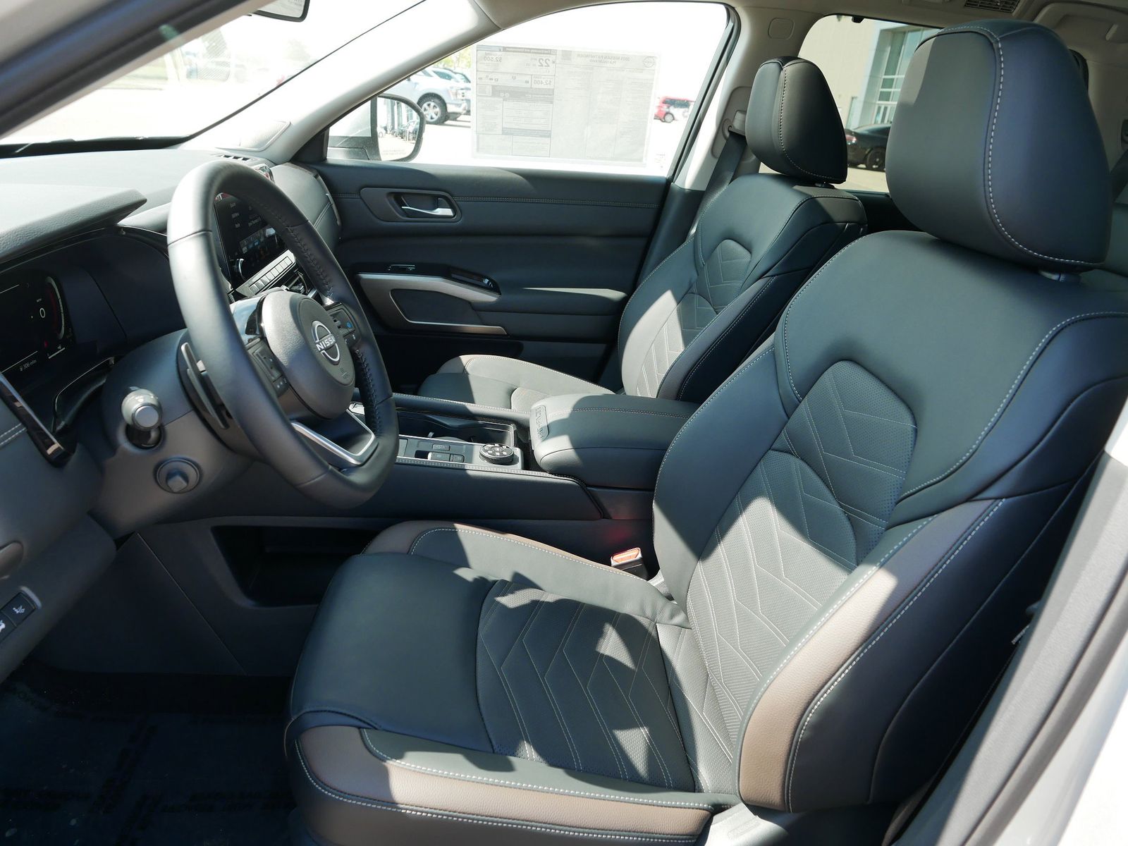 2025 Nissan Pathfinder Platinum photo 10