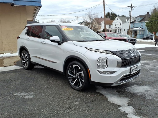 2022 Mitsubishi Outlander SE's photo